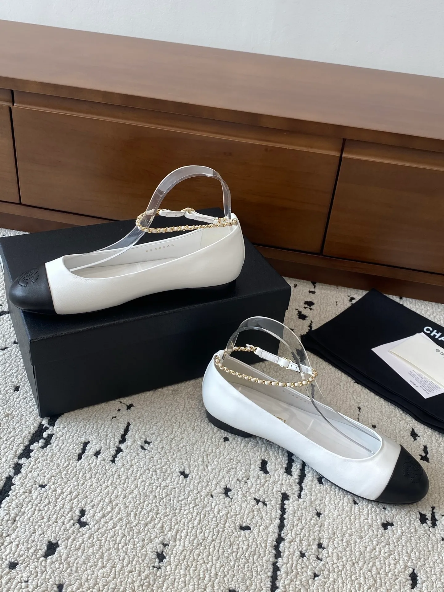 👟👟Ex-factory price 580👟👟 🍀CHANEL2025 new autumn and winter model, Mary Jane leather Chanel Xiaoxiang C home flat classic metal chain shoes Comfortable Mary Jane shoes Catwalk advanced ready-to-wear customization, simple yet sweet and playful Solid color fabric is refreshing and easy to wear Buckle design shoes are more heeling Upper: Customized sheepskin Inner foot pad: sheepskin Sole: Italian leather sole Size: 35-40 (40 customization is non-refundable) 👉 👉 Buy now👉 Buy now👉